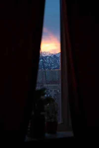 Dağların Arkasında Şafak Söküyor Pencereden Görünüm — Stok fotoğraf