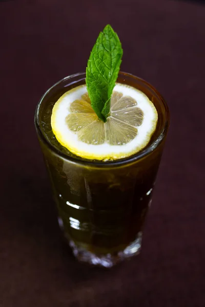 Boisson Alcoolisée Avec Coca Cola Une Tranche Citron Dans Verre — Photo
