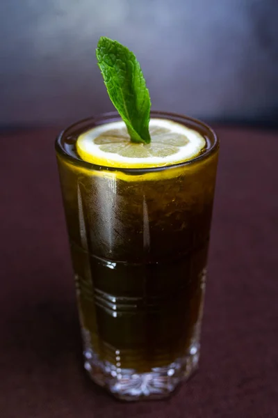 Alkoholický Nápoj Coca Colou Plátkem Citronu Sklenici — Stock fotografie