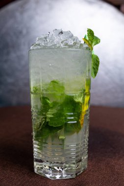 Buzlu mojito, buzlu içecek. Kokteyl yakın çekim.