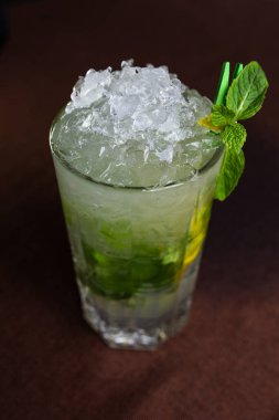 Buzlu mojito, buzlu içecek. Kokteyl yakın çekim.