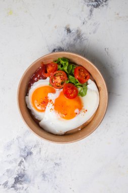 Kahvaltıda sebzeli yumurta. Kahvaltı tabakta..