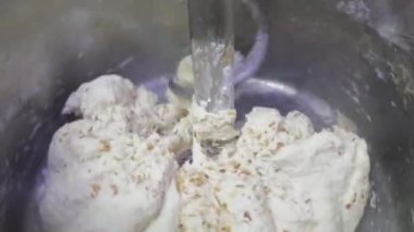 Ekmeği elektrikli mikserde yoğurma işlemi