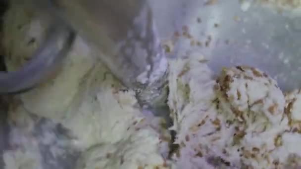 台所でパン生地を練ったミキサーのクローズアップは — ストック動画