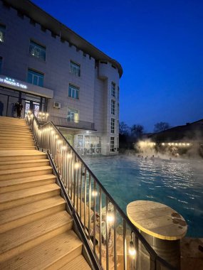 Kışın dinlenme alanında açık havuz..