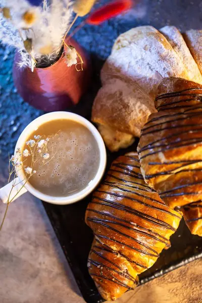 Pohled Shora Čerstvé Croissanty Šálek Kávy Stole — Stock fotografie