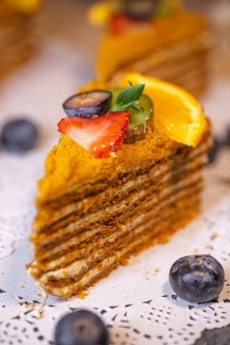 Bir parça bal keki. Çapraz görüş. Yakın plan.