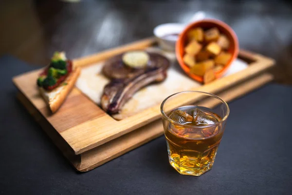 Ett Glas Whisky Och Färsk Stek Med Sås — Stockfoto