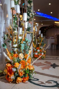 Bir restoranda düğün töreni için çiçeklerle süslenmiş kemer..