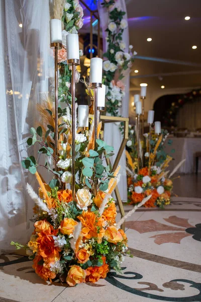 Διακοσμητική Αψίδα Λουλούδια Για Γαμήλια Τελετή Εστιατόριο — Φωτογραφία Αρχείου