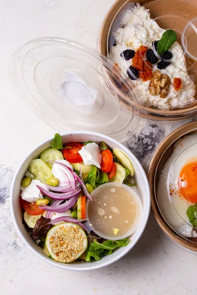 Salata kutusu ve diğer yiyecek kutuları. Kutularda pişmiş yemek..