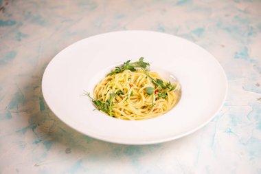 beyaz tabakta sert çeşitlilikten makarna.