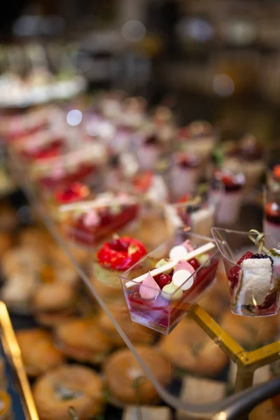 Dessert Dans Panier Plastique Sur Table Buffet — Photo