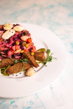 Salata sirkesi ve tabakta siyah ekmek..