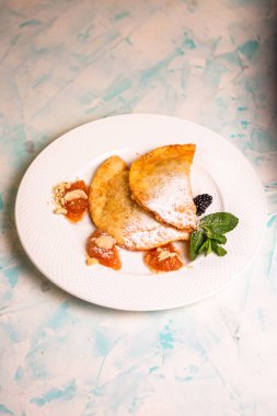 Reçelli, dondurmalı ve çilekli bir cheburek..