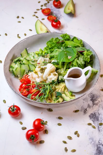 Vegetáriánus Saláta Brokkolival Paradicsommal Uborkával Fűszernövényekkel Mártással Tányérra Felülnézetben — Stock Fotó