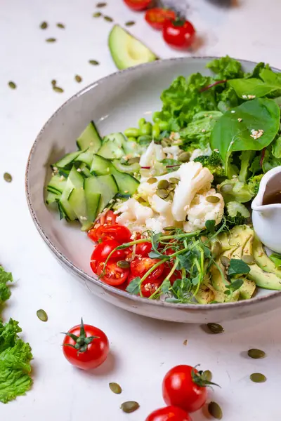 Vegetáriánus Saláta Brokkolival Paradicsommal Uborkával Fűszerekkel Mártással Tányéron — Stock Fotó