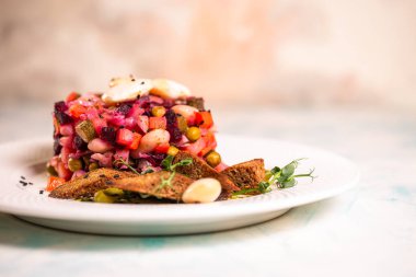 Salata sirkesi ve tabakta siyah ekmek..