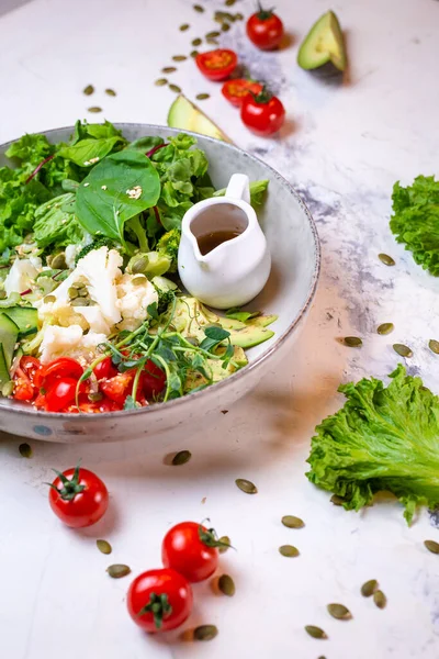 Vegetáriánus Saláta Brokkolival Paradicsommal Uborkával Fűszernövényekkel Mártással Tányérra Felülnézetben — Stock Fotó