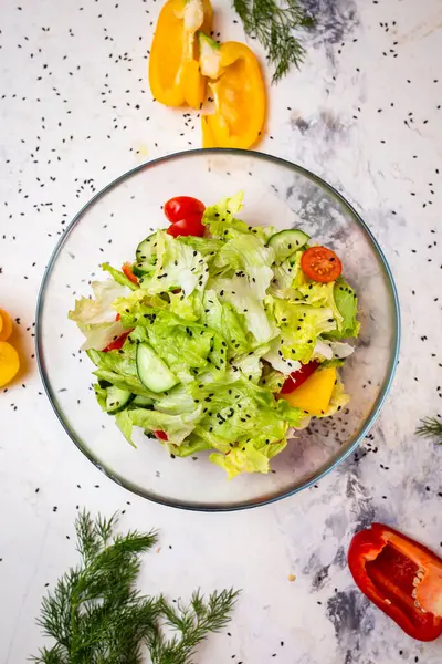 Vegetáriánus Saláta Friss Zöldségekkel Salátával Szezámmaggal Paradicsommal Felülnézetből — Stock Fotó