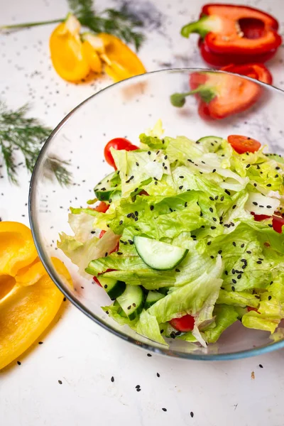 Vegetáriánus Saláta Friss Zöldségekkel Salátával Szezámmaggal Paradicsommal Saláta Üvegpohárból Felülnézetben — Stock Fotó