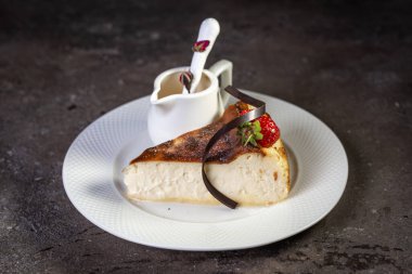 Çilekli ve yoğunlaştırılmış sütlü bir dilim peynirli kek..