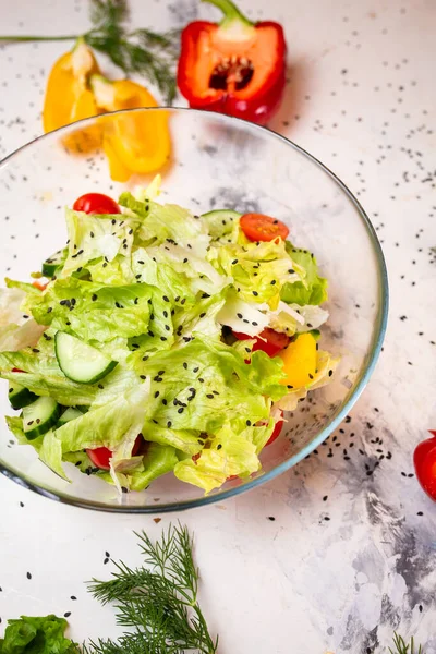 Vegetáriánus Saláta Friss Zöldségekkel Salátával Szezámmaggal Paradicsommal Egy Mély Üvegpohárban — Stock Fotó
