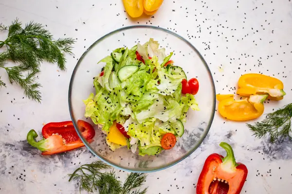 Vegetáriánus Saláta Friss Zöldségekkel Salátával Szezámmaggal Paradicsommal Saláta Üvegpohárból Felülnézetben — Stock Fotó