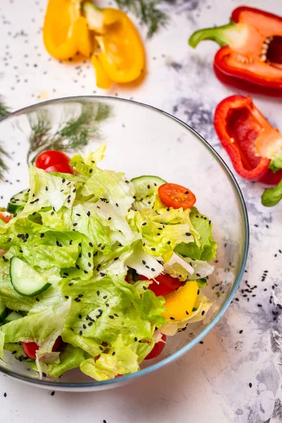Vegetáriánus Saláta Szezámmag Paradicsommal Uborkával Üvegpohárból Felülnézetben — Stock Fotó