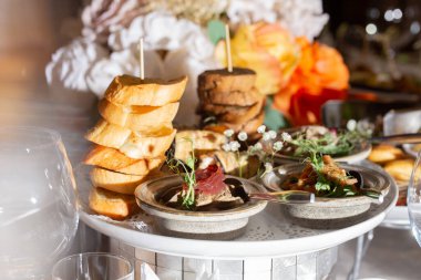 Şenlik masasında bruschetta ve börek ile çeşitli atıştırmalıklar..