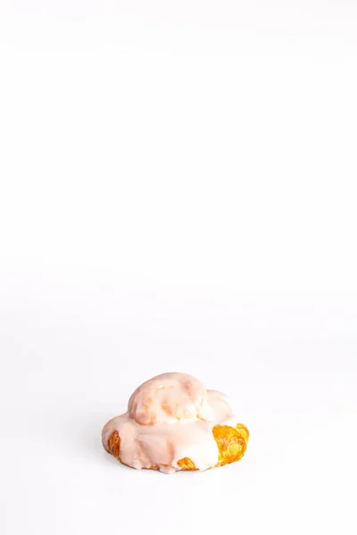 Beyaz Arka Planda Kremalı Taze Çörek — Stok fotoğraf