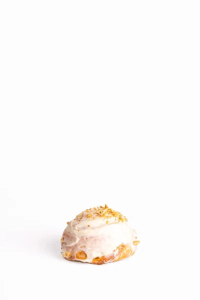 Beyaz Arka Planda Kremalı Fındıklı Taze Çörek — Stok fotoğraf