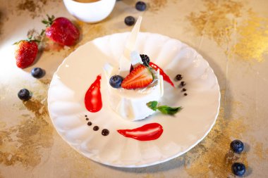 Lokantada kremalı krema servis etmenin yaratıcı bir yolu..