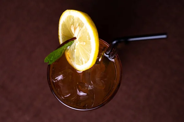 Bebida Alcoólica Fria Com Gelo Uma Fatia Limão Copo Vidro — Fotografia de Stock