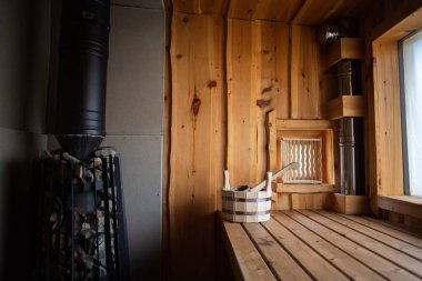 Banyodaki ahşap küvet Rafta.