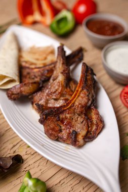 Lezzetli şiş şiş pirzola pirzolası ateşte pişmiş, şiş kebap beyaz tabakta kafede. yiyecek fotoğrafı.