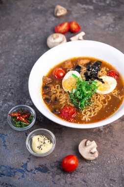 Yumurtalı, mantarlı ve deniz ürünleri manzaralı baharatlı geleneksel ramen..