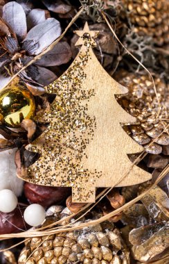 Yeni yıl arkaplanındaki ahşap bir Noel ağacı. Yeni yılın dekoru.