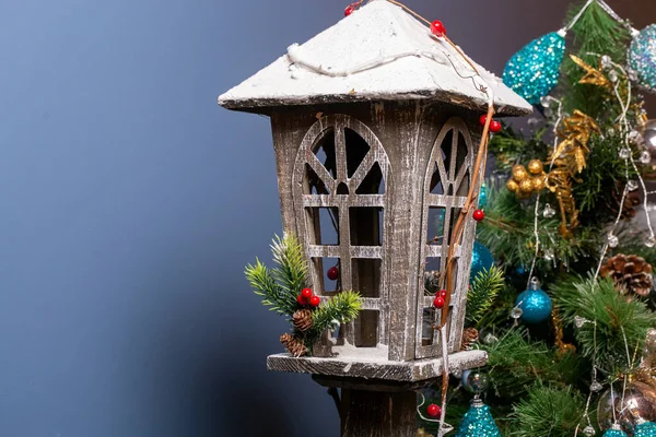 Noel Ağacının Arka Planında Çelenkleri Oyuncakları Olan Ahşap Bir Fener — Stok fotoğraf