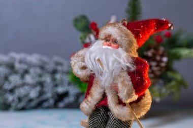 Yeni yıl için mutlu Noel Baba bebekleri. Dekorasyon için Noel figürü.