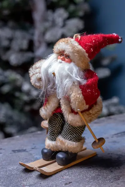 Игрушечная Фигурка Санта Клауса Лыжах Отправляется Отпуск Рождественская Фигурка Украшения — стоковое фото