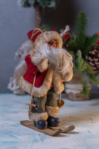 Een Speelgoedfiguur Van Kerstman Ski Gaat Vakantie Kerstfiguurtje Voor Decoratie — Stockfoto