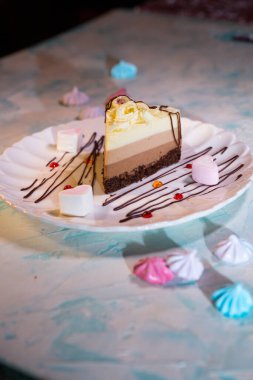 Çilekli bir tabakta üç çikolatalı lezzetli cheesecake..