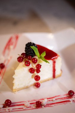 Kahve dükkanında böğürtlenli peynirli kek..