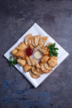 chebureks, samsa ve baursaki çeşitleri Asya mutfağı üst görünümü.