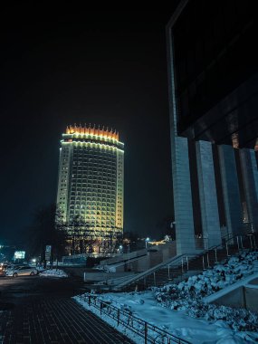 Almaty, Kazakistan 'daki otelin gece manzarası. Almaty şehrinin ünlü simgesidir. sokak fotoğrafçılık.