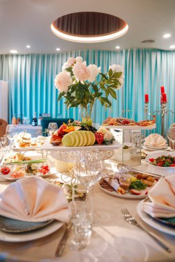 Etkinlik için restoranda masa servisi vardı.