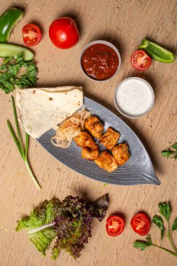 Restoranda bir tabakta tavuk kebabının üst görüntüsü..