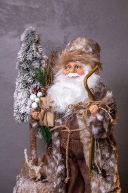 Noel Baba oyuncağı yakın plan. Dekorasyon için yeni yıl oyuncağı.