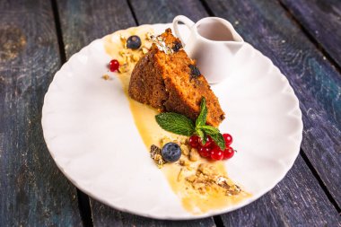 Tabakta bir parça pandispanya. Menü için restoran fotoğrafında tatlı..